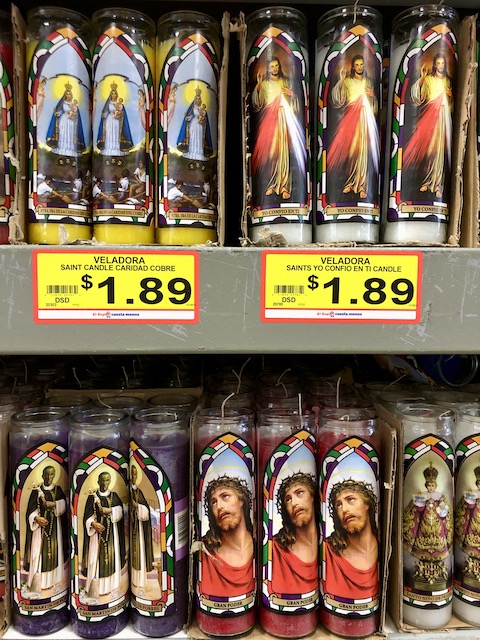 Veladoras velones en supermercado hispano