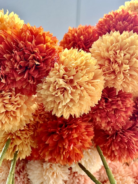 flores amarillas naranjas artificiales tela